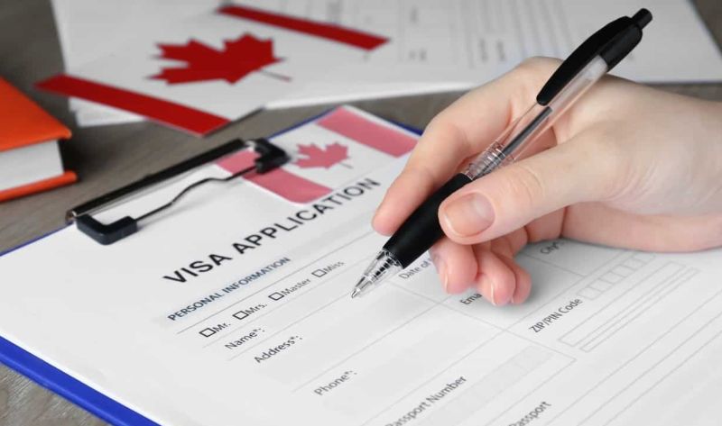 Đóng lệ phí xin visa Canada