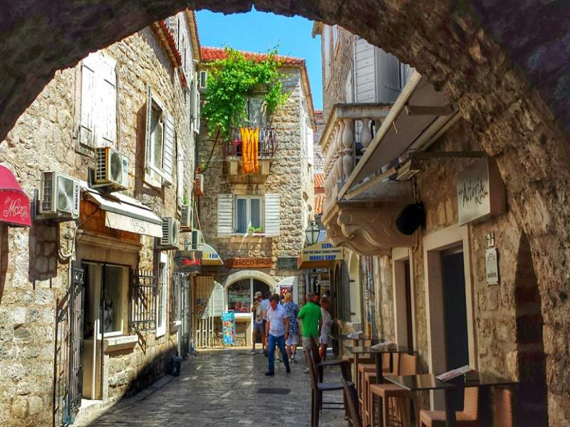Phố cổ Budva là trung tâm du lịch của Montenegro