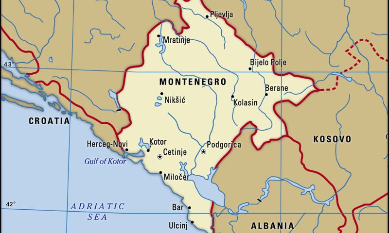 Montenegro giáp với biển Adriatic về phía Tây