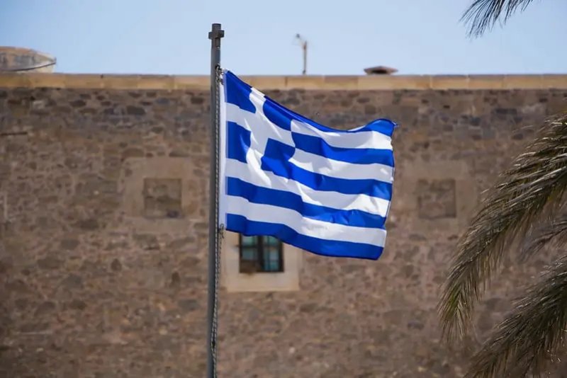 Quốc kỳ Hy Lạp có 9 sọc ngang màu xanh lam và trắng xen kẽ