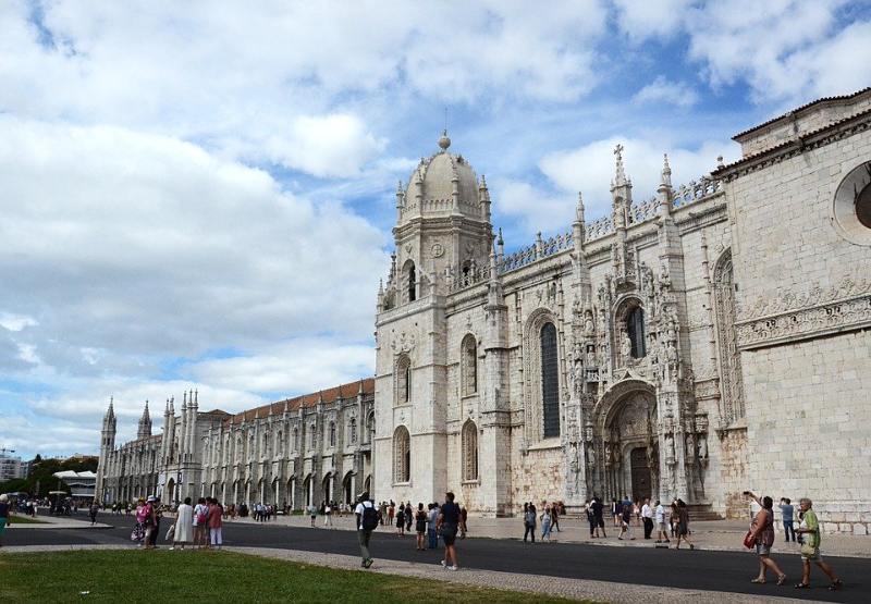 Tu viện Jerónimos là một kiệt tác của kiến trúc Gothic Manueline